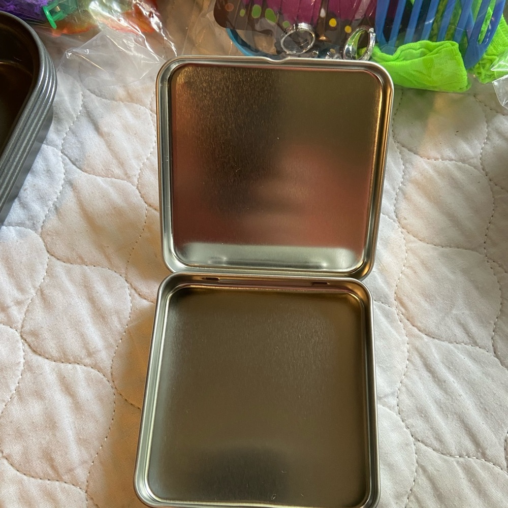 Pack of 6 hinged tins.